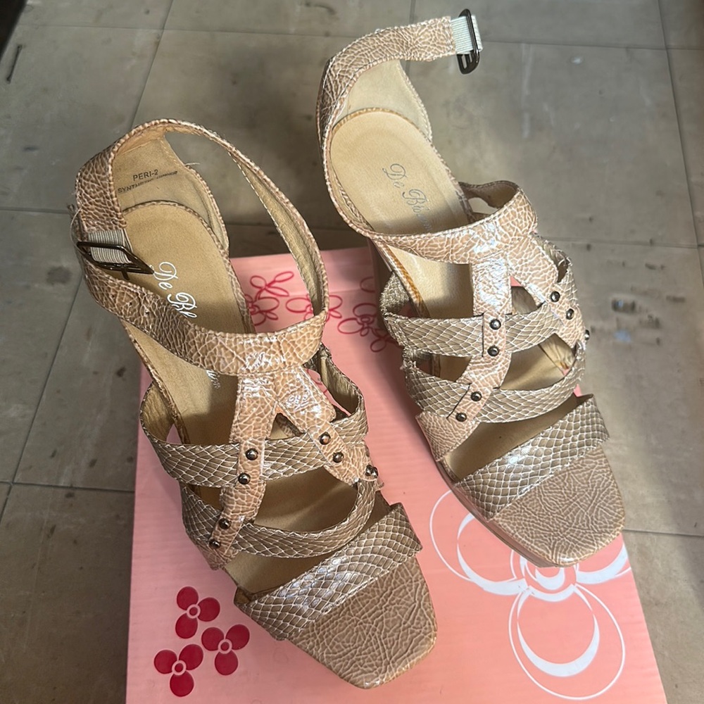 De Blossom Collection Ceam/Tan heels in size 7 1/2
